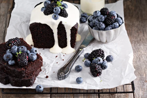 Bolo de bolo de chocolate com esmalte de iogurte grosso — Fotografia de Stock