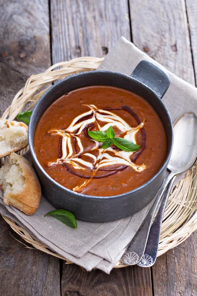 Sopa de tomate picante com creme — Fotografia de Stock