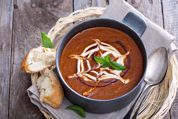 Sopa de tomate picante com creme — Fotografia de Stock