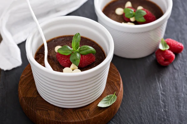 Pudim de chocolate com framboesas e manjericão — Fotografia de Stock