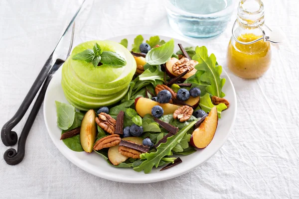 Fresh and healthy salad with vegetables — Stock Photo, Image