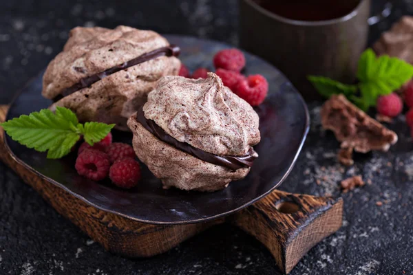 Sobremesa Merengue com chocolate e framboesas — Fotografia de Stock