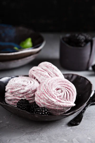 Postre de malvavisco casero con bayas — Foto de Stock