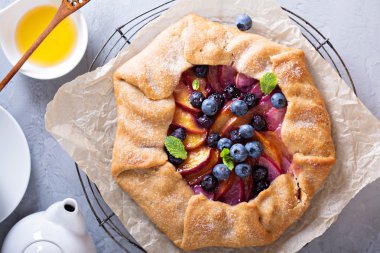 Rustik tepeye pasta şeftali ve yaban mersini