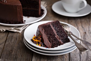 Çikolatalı pasta çörek ile dekore edilmiş