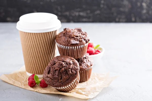 Schokoladenmuffins mit Coffee to go — Stockfoto