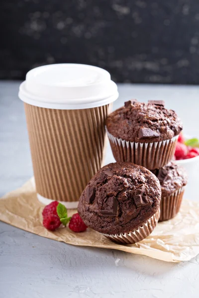 Schokoladenmuffins mit Coffee to go — Stockfoto
