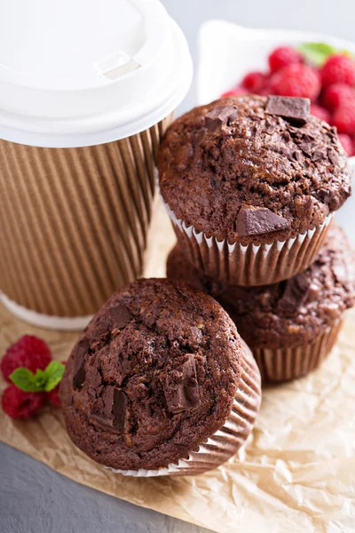 Chocolate muffins with coffee to go — Stock Photo, Image