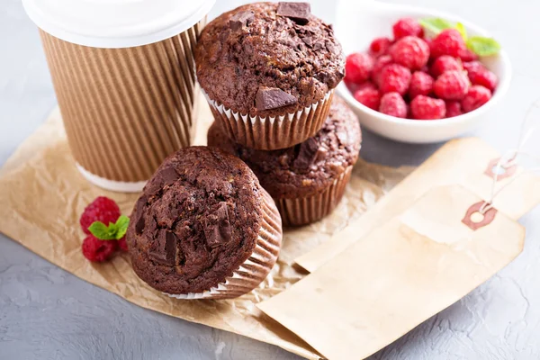 Chocolate muffins with coffee to go — Stock Photo, Image