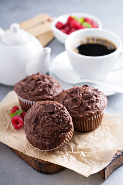 Muffins de chocolate com uma xícara de café — Fotografia de Stock