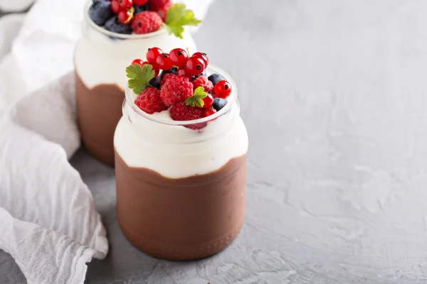 Budín de chocolate con crema y bayas frescas — Foto de Stock