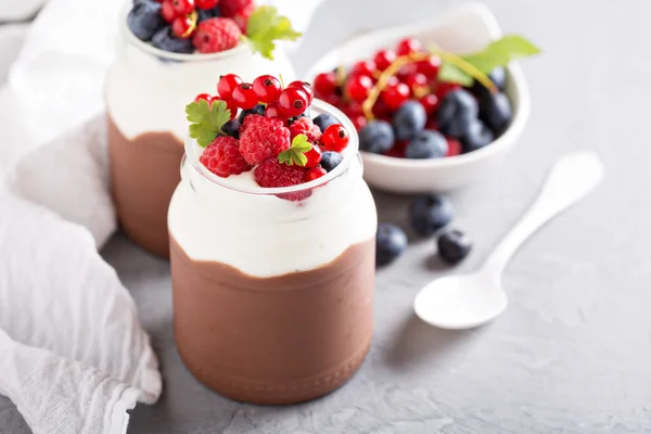 Шоколадный пудинг со сливками и свежими ягодами — стоковое фото