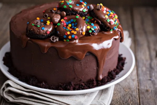 Шоколадный торт украшен пончиками — стоковое фото