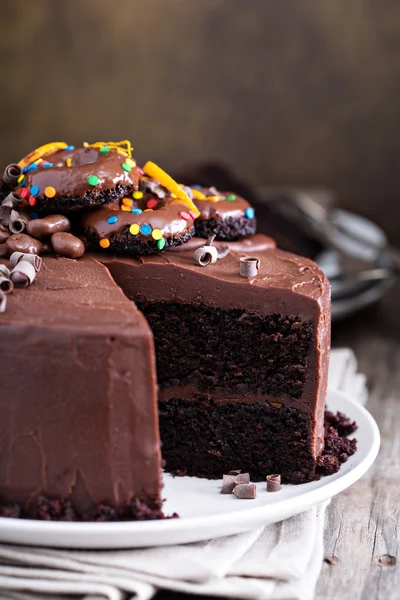 Gâteau au chocolat décoré de beignets — Photo