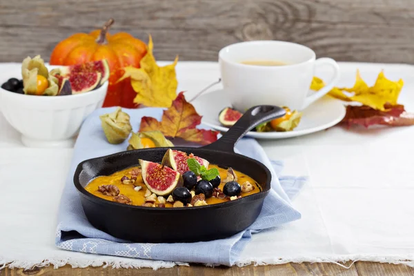 Baked oatmeal with pumpkin puree — Stock Photo, Image