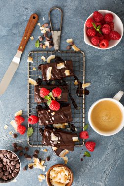 Kek soğutma bir raf üzerinde