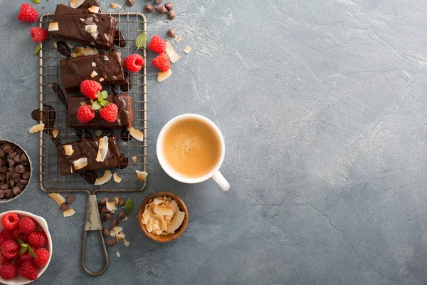 Brownies en un estante de enfriamiento — Foto de Stock