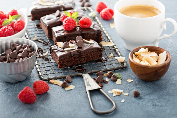 Brownies em um rack de refrigeração — Fotografia de Stock