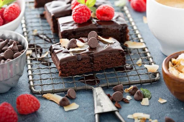 Brownies em um rack de refrigeração — Fotografia de Stock