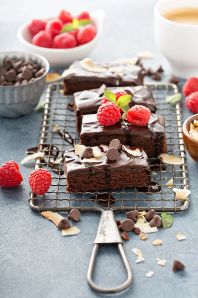 Brownie su una rastrelliera di raffreddamento — Foto Stock