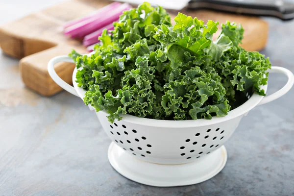 Cooking with fresh kale — Stock Photo, Image