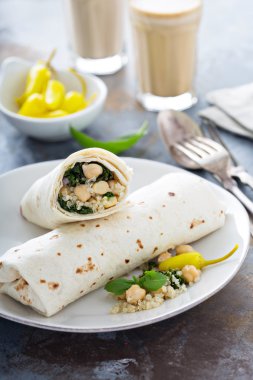 Vejetaryen kahvaltı burrito kale ve Nohut ile