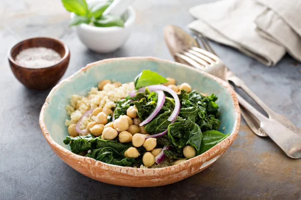Varm sallad med grönkål, kikärter och quinoa — Stockfoto