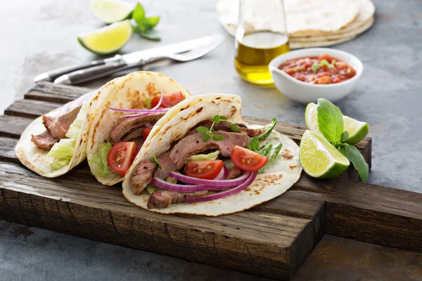 Tacos de bife com encontro fatiado, salada e salsa de tomate — Fotografia de Stock