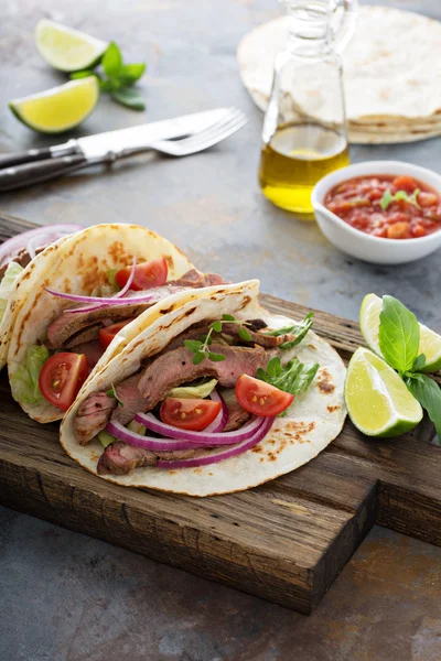 Steak Tacos mit geschnittenem Fleisch, Salat und Tomatensalsa — Stockfoto