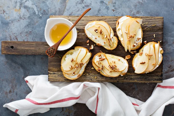Pear bruschetta with cream cheese and honey — Stock Photo, Image
