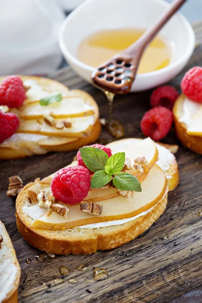 Bruschetta de pera con queso crema y miel — Foto de Stock