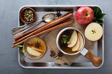 Sıcak elma baharat ile