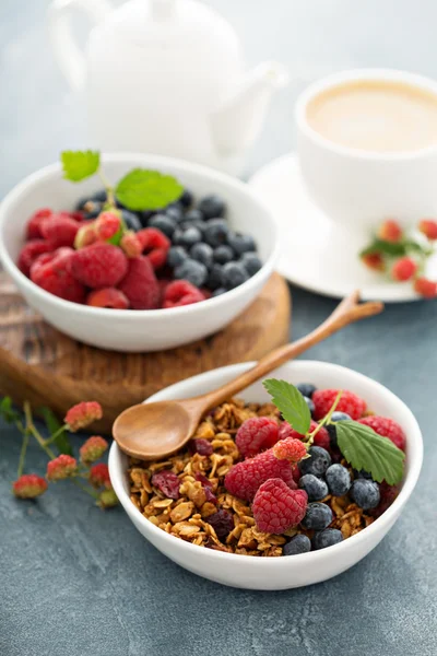 Granola e bagas com café — Fotografia de Stock