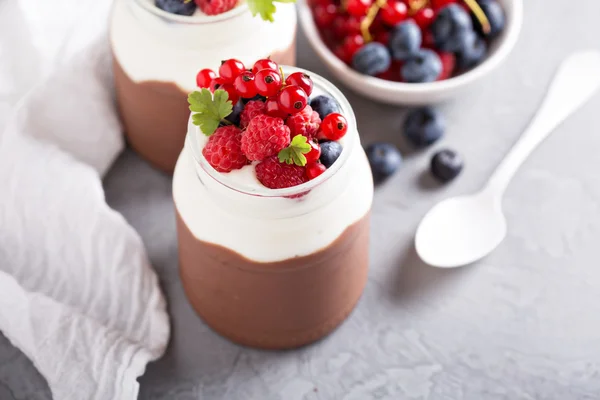 Budín de chocolate con crema y bayas frescas — Foto de Stock