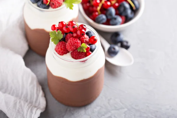 Budín de chocolate con crema y bayas frescas —  Fotos de Stock