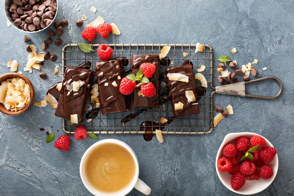 Brownies en un estante de enfriamiento — Foto de Stock