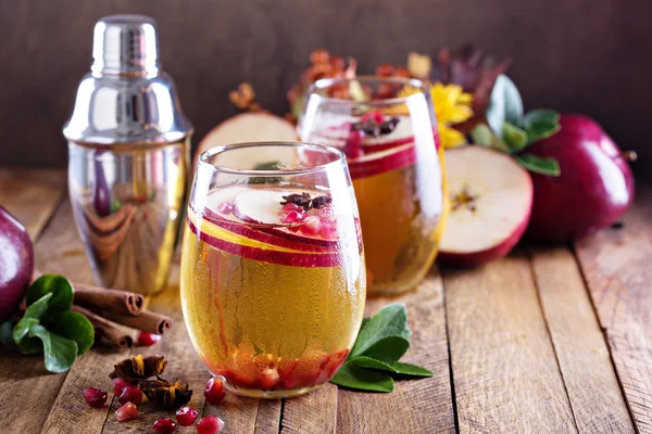 Äppelcider cocktail med granatäpple — Stockfoto