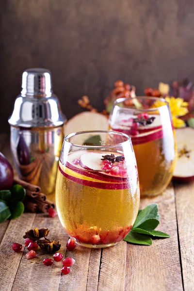 Äppelcider cocktail med granatäpple — Stockfoto