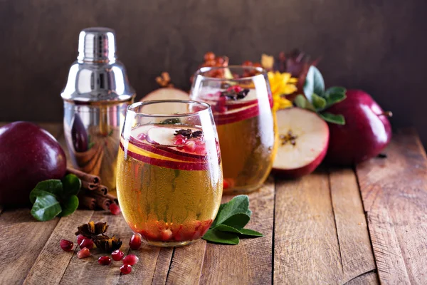 Äppelcider cocktail med granatäpple — Stockfoto