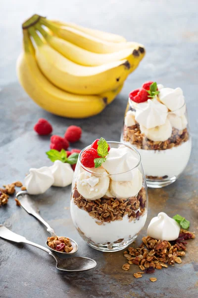 Banana and granola breakfast parfait — Stock Photo, Image