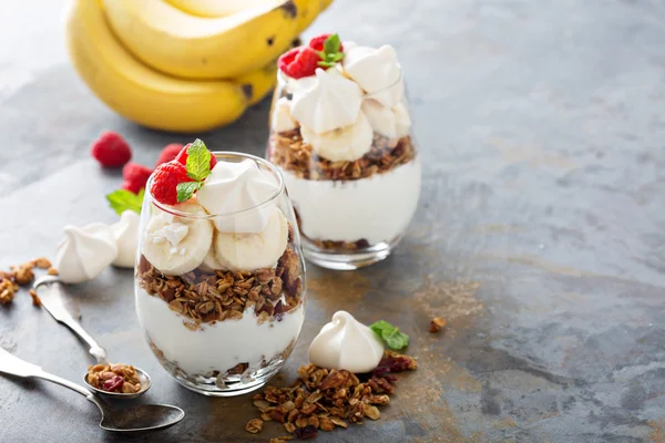 Banana and granola breakfast parfait — Stock Photo, Image