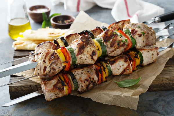 Pork and vegetable kebabs — Stock Photo, Image