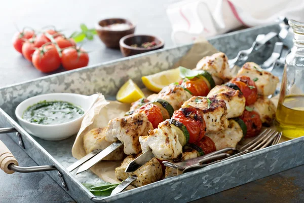 Chicken kabobs en una bandeja — Foto de Stock