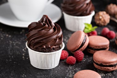 Kalın ve parlak buzlanma ile çikolata cupcakes