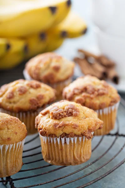 Muffiny bananowe na stojaku chłodzenia — Zdjęcie stockowe