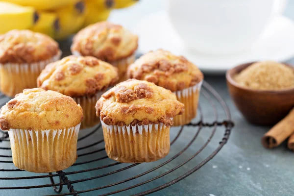 Banaan muffins op koeling rack — Stockfoto