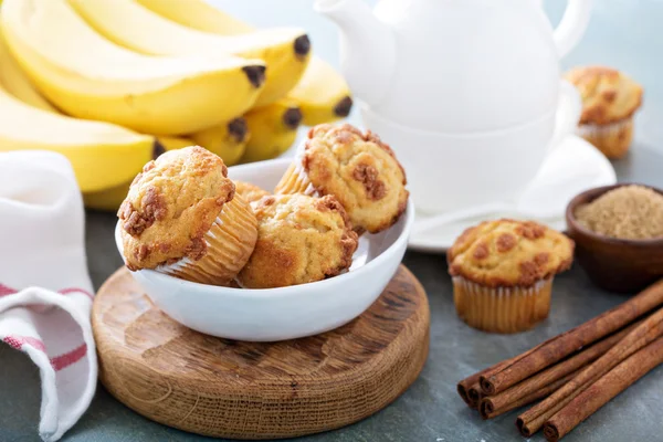 Muffiny bananowe na stojaku chłodzenia — Zdjęcie stockowe
