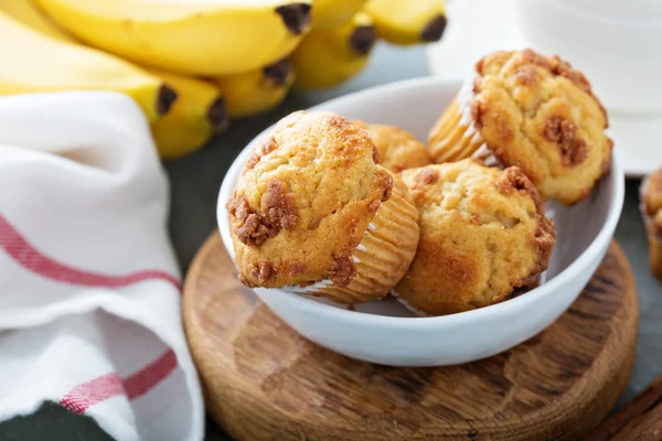 Банановые кексы на стойке охлаждения — стоковое фото