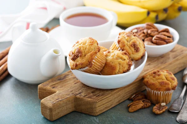 Banana muffins on cooling rack — Stock Photo, Image