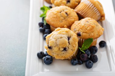 Blueberry muffins bir plaka üzerinde